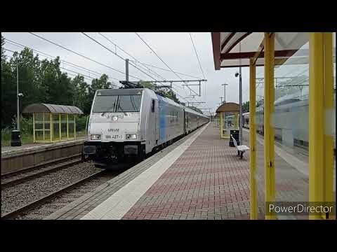Passage des deux rames du Tomorrowland Express en gare de Duffel