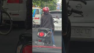 Download lagu Gadis Muda Asik Joget di Atas Motor Saat Lampu Merah! Berani Banget! 😱🔥 #FYP mp3