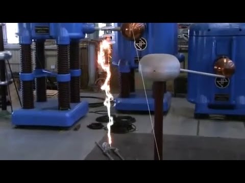 Перекрытие подвесного изолятора в лаборатории (Overlapping suspension insulator in laboratory)