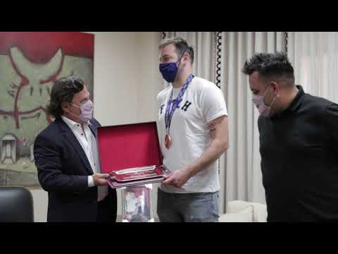 Sáenz distinguió al capitán olímpico de la Selección Argentina de vóley Luciano De Cecco