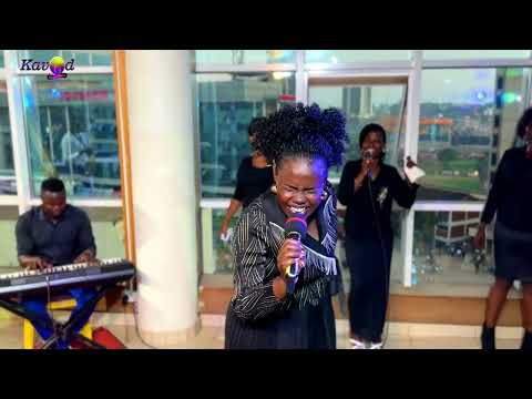 YESU OLINA AMAANYI LIVE PRAISE / NIYEE SONIA 