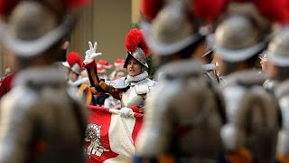 El papa León XIV toma juramento a 28 nuevos guardias suizos en una ceremonia en el Vaticano