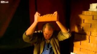 Download lagu Un Russe essaie de casser une brique avec sa tête mp3 Download lagu Un Russe essaie de casser une brique avec sa tête mp3