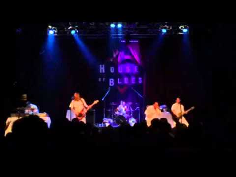 "Midlife Crisis", crowd-shot clip