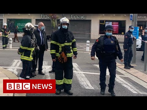 尼斯襲擊。市長稱致命刺殺指向恐怖主義 - BBC News (Nice attack: Mayor says deadly stabbing points to terrorism - BBC News)