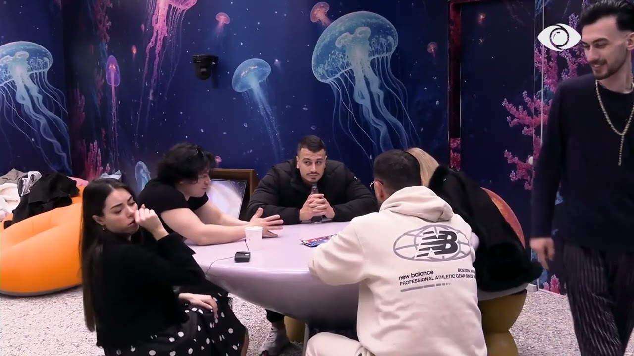 Keijsi dhe Lorna përgjojnë banorët e akuariumit tek dera