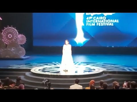 احتفال الحضور في افتتاح القاهرة السينمائي بعيد ميلاد هند صبري