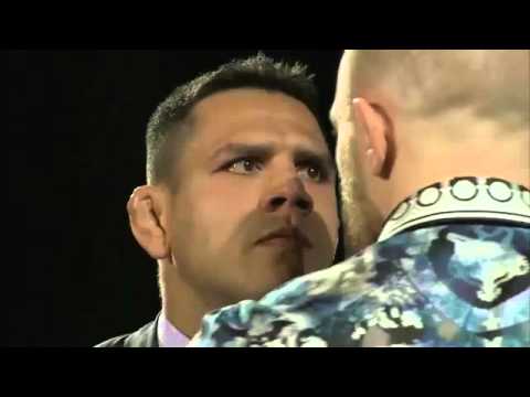 A encarada de Rafael dos Anjos e Conor McGregor na coletiva do UFC 197