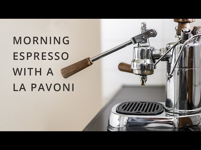 Vídeo relacionado con La Pavoni Lever Handle Coffee Maker with a Capacity of 1.6l from Smeg Stradivari Professional Lusso LPLSPL01EU