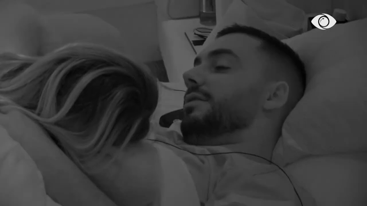 “Ki besim”/ Ina shtrihet në krevat me Keijsin, banori e përkëdhel: Diçka që e kishe peng…
