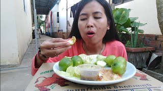 eating Lime🤤🤣yummy yummy. Let eat together.
