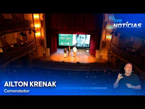 Ailton Krenak recebeu comenda no Teatro Carlos Gomes em Vitória