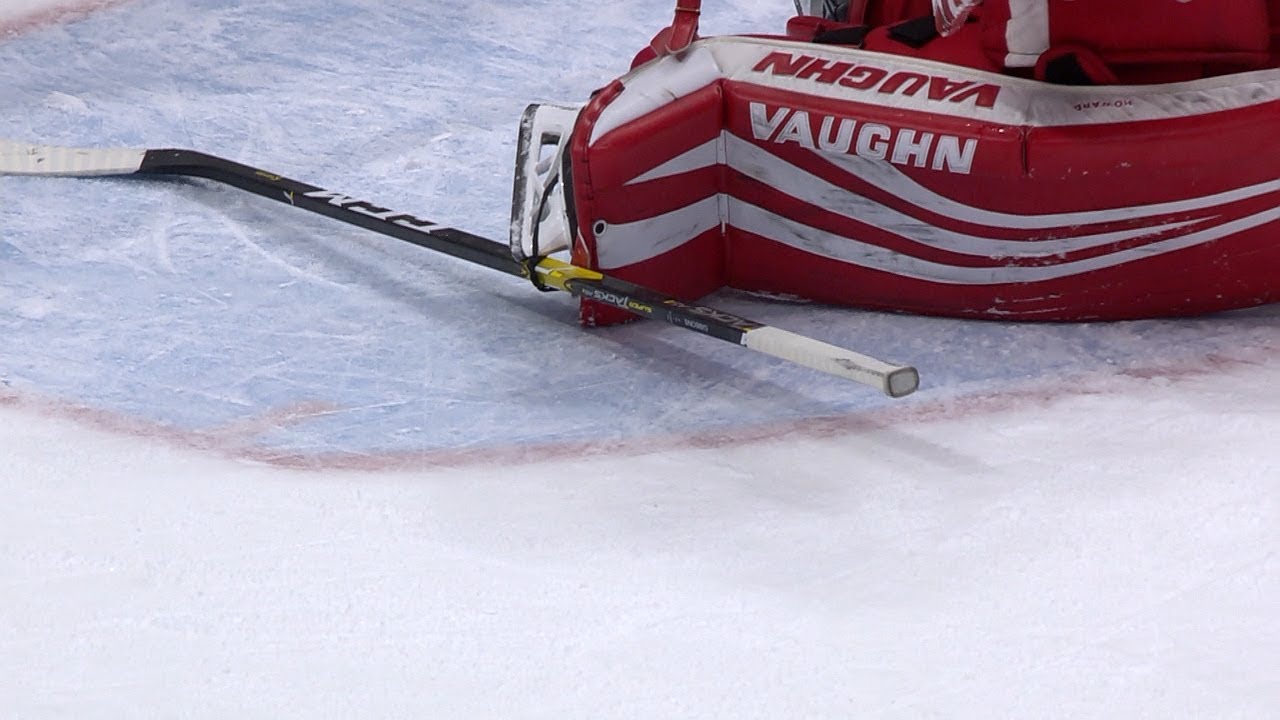 Vidéo: HAHA!!!! Son bâton est "STUCKÉ" dans son patin!!! Jimmy Howard en PANIQUE!!!!
