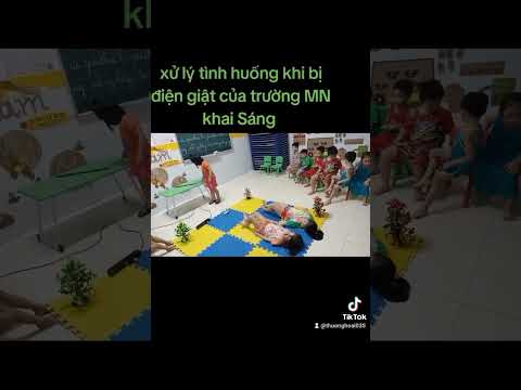 Bé học xử lý tình huống khi bị điện giật