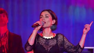 Anna Coddington and The Appreciations perform The Heater by The Mutton Birds