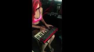 SKYE sawed her Keyboard in half!