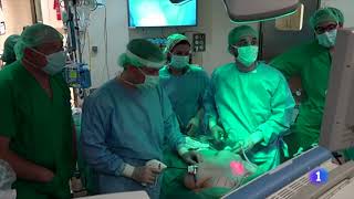 Exéresis de la glándula tiroides sin cicatriz cervical por abordaje endoscópico biaxilo-biareolar.