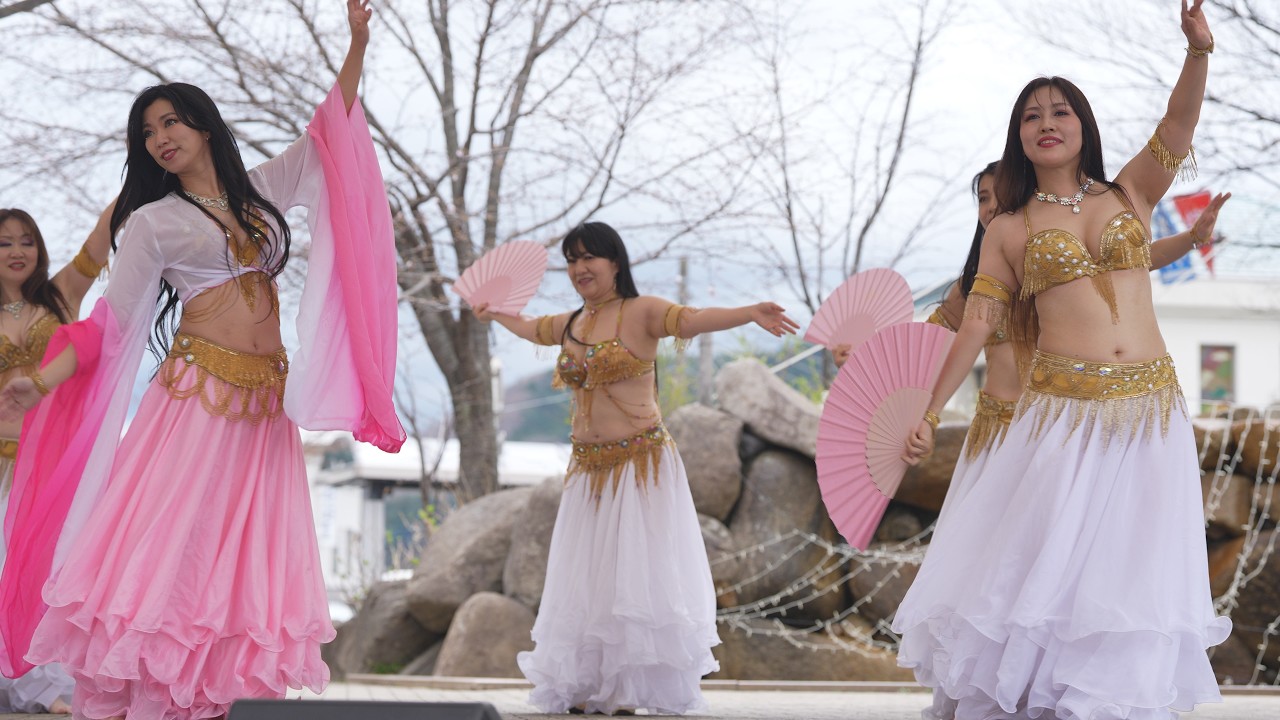 桜の下でスピリチュアルなベリーダンス､Jamilaさんの美パフォーマンス・ステージ