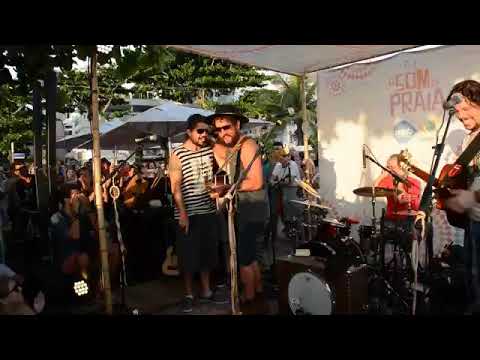 Marcus Menna é chamado no palco pela banda Suricato e da show