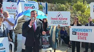 ח"כ אוהד טל במחאה מול ישיבת הממשלה  (חדשות ערוץ 7) - התמונה מוצגת ישירות מתוך אתר האינטרנט יוטיוב. זכויות היוצרים בתמונה שייכות ליוצרה. קישור קרדיט למקור התוכן נמצא בתוך דף הסרטון