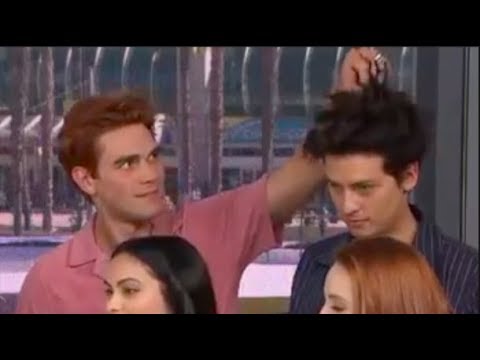 コール・スプラウスがリリ・ラインハートに5分間ストレートで迷惑をかけた。KJアパ (Cole Sprouse Annoying Lili Reinhart For 5 Minutes Straight ft. KJ Apa)