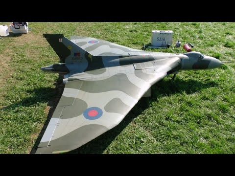 FLAME OUT / FORCED LANDING RC GIANT SCALE AVRO VULCAN - DAVE AT RAF TIBENHAM - 2015