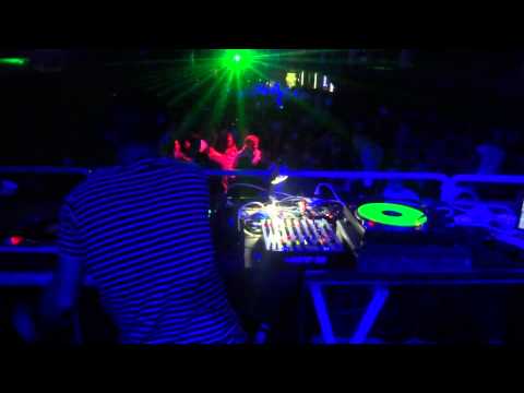DJ W!LD plays " SHOOT EM UP ( DJ W!LD REMIX ) " @ MAGAZZINI GENERALI - 20 FEBBRAIO 2013 - [HD]