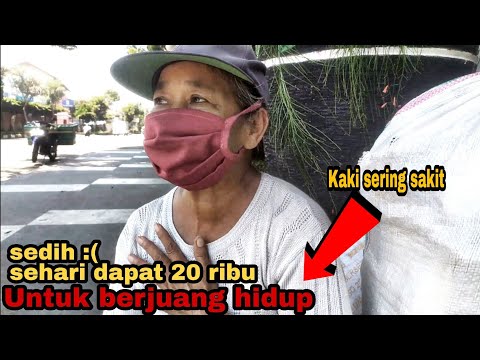 Ibu ini hanya dapat 20 ribu sehari , tetapi tetap semangat mencari rizki. padahal kaki nya sakit !!!