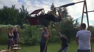 Man vliegt van een schommel grappig fail To Infinity And Beyond