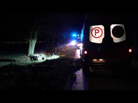 Groźne zdarzenie drogowe w Mrzezinie (gm. Puck). Motocyklista uderzył w drzewo