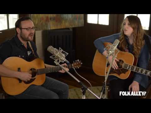 Folk Alley Sessions at 30A: Robby Hecht & Caroline Spence - "Holding You"