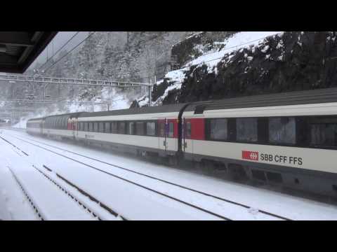 SBB Re 4/4 IN TRANSITO CON NEVE A WASSEN.(CH) 25 - 4 - 2016