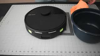 iRobot Roomba® 105 | How to Clean the Charging Contacts