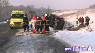 preview picture of video 'En skraldevogn havnet i grøften. Vejlevej mellem Belle og Stouby. 16/01-2013. Kl. 10:49.'