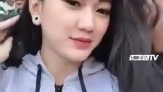 Download lagu CANTIK BANGET 😲😲CEWE CANTIK SUPORTER PERSEBAYA NYANYIKAN CHANT PERSEBAYA #persebaya #bonek mania mp3