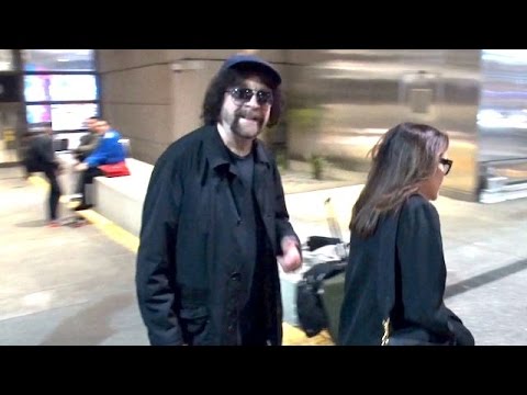 Legendary Rocker Jeff Lynne Keeps It Cool At LAX
