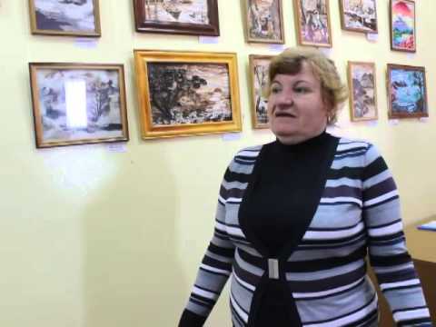 Курянка создает картины из перьев и бересты