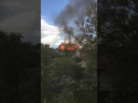 В Угорниках від попадання блискавки загорівся будинок. ФОТО. ВІДЕО