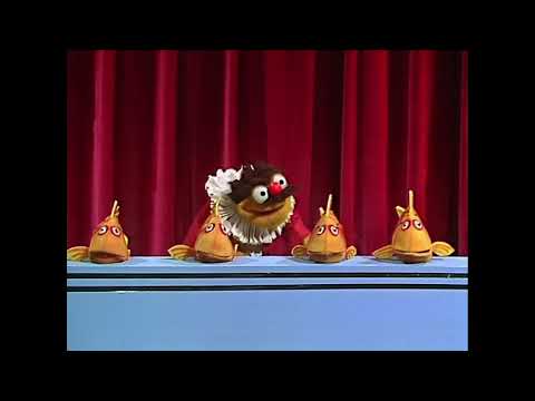 The Muppet Show - 524: Roger Moore - “You Light Up My Life” (1980)