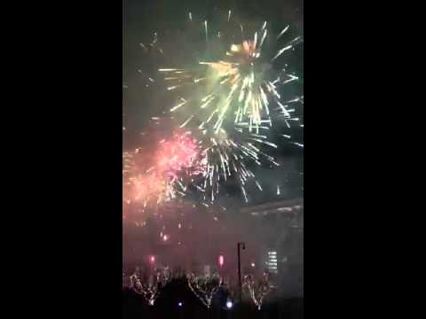 Fogos de artifício noturnos no Parque Dalian Xinghai