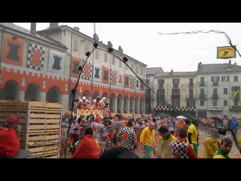 Battaglia arance piazza Ottinetti - 1 di 8 - Carnevale Ivrea 2014