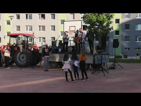 koncert na našej ulici Hviezdoslavovej z traktora