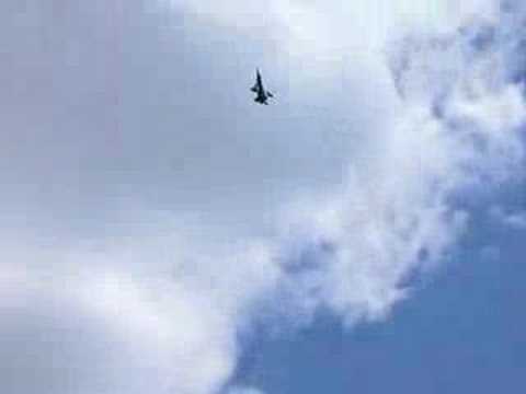 F-16 does Immelmann St. Thomas Air Show