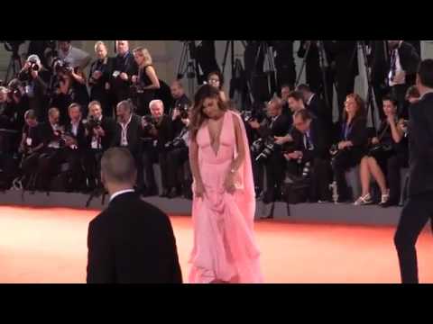 Belen a Venezia tutta prorompente e scollatissima 262