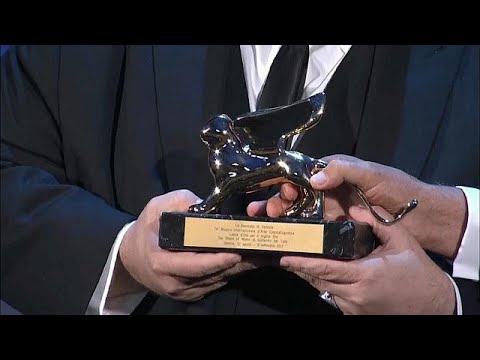 Del Toro triunfa en Venecia con una película de fantasía, política y amor