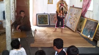 preview picture of video 'Children playing Gamelan'