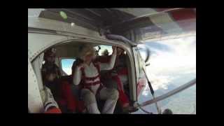 preview picture of video 'Marie-Eve Bradshaw - 50 ans - Mon 1er saut en parachute en tandem avec Eric le 07.09.2013'