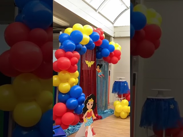 Vídeo relacionado con Wonder Woman y Otros Superhéroes Paisaje Urbano Fotografía Fondo, Accesorios de Estudio y Máscara. Ideal como Fondo de Cabina de Fotos de la Ciudad - Niña Cumpleaños Fiesta y Decoración de Eventos