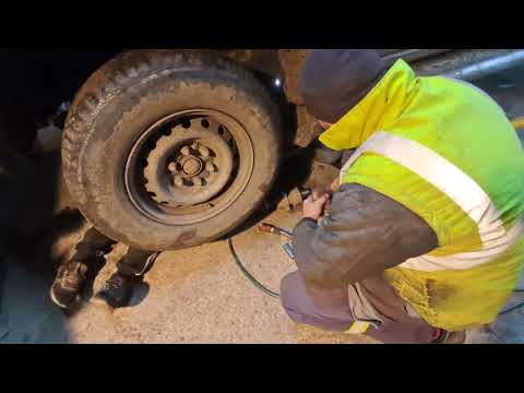 Costică repara masina lui Tiberiu și Cornel de la Căsuța din pădure 