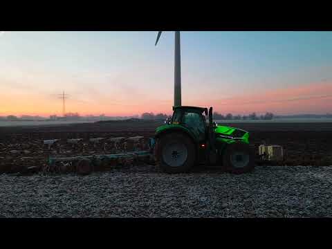Deutz Fahr 6215 TTV morgens in der Winterfurche 2021 mit Lemken Pflug